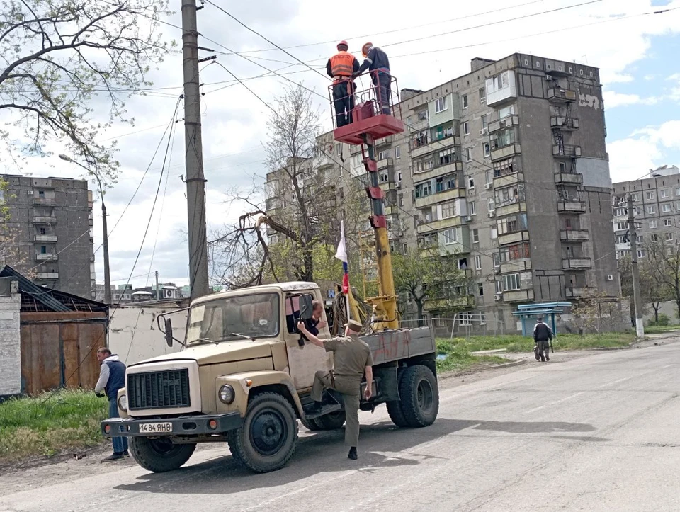 Несмотря на обстрелы, энергетики пытаются вернуть в дома свет