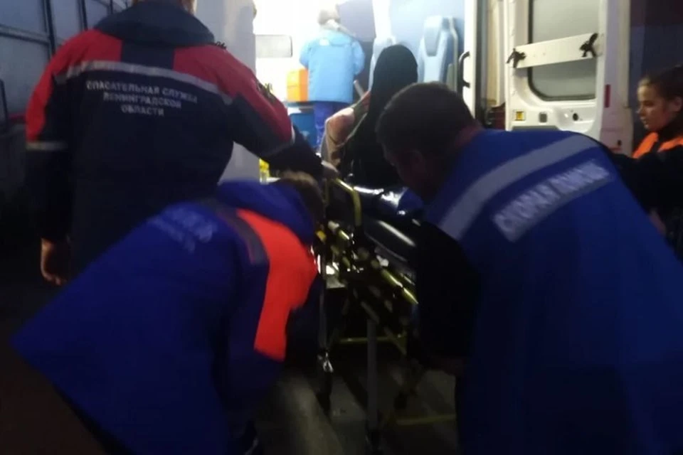 Пострадавшему оказали помощь и передали медикам скорой помощи. Фото: Аварийно-спасательная служба Ленинградской области.
