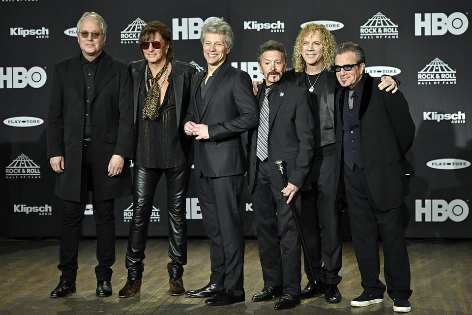 Группа Bon Jovi, на церемонии включения в Зал славы рок-н-ролла в 2018 году. Алек Джон Сач (четвертый слева)