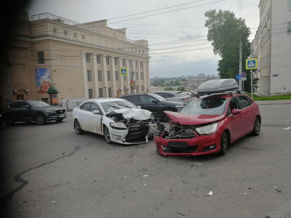 Водитель автомобиля «Ситроен» при повороте налево не уступил дорогу движущемуся в прямом направлении автомобилю «Форд». Фото: 1-й отдел УГИБДД по УР