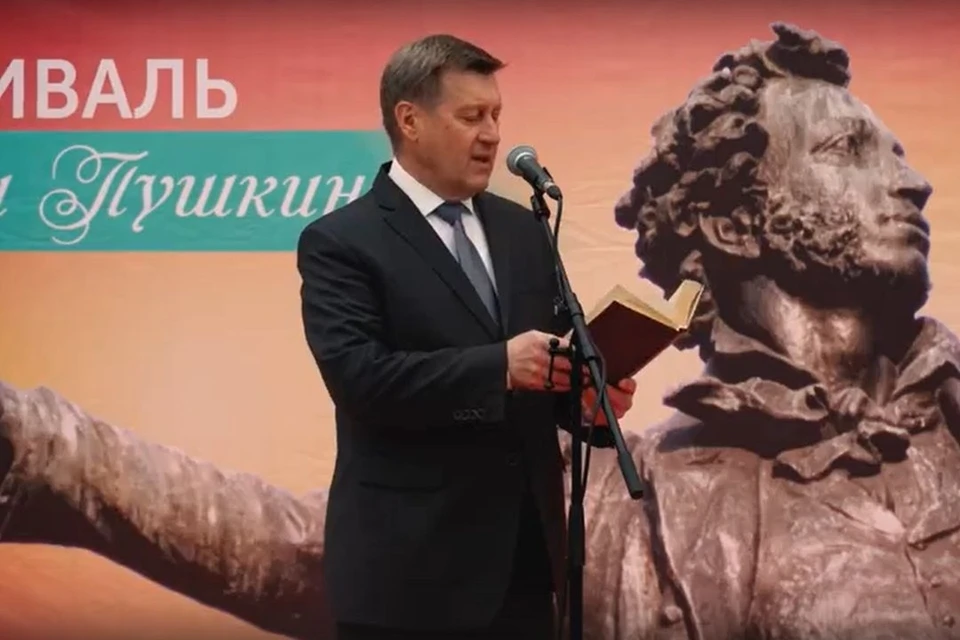 Мэр Новосибирска поучаствовал в Пушкинском дне и прочитал отрывок из «Медного всадника». Фото: стоп-кадр.