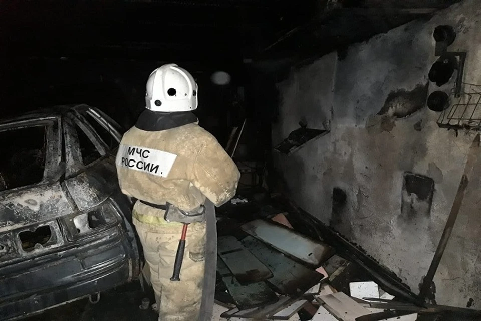 На место оперативно приехали 10 пожарных машин. Фото: ГУ МЧС по Свердловской области