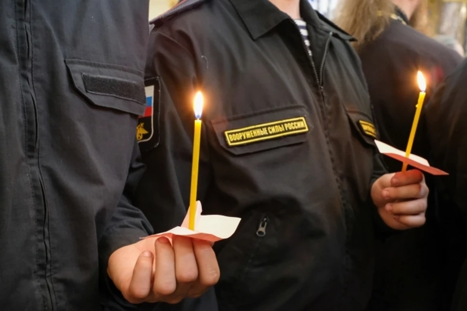 Вместе с семьями погибших скорбит вся страна
