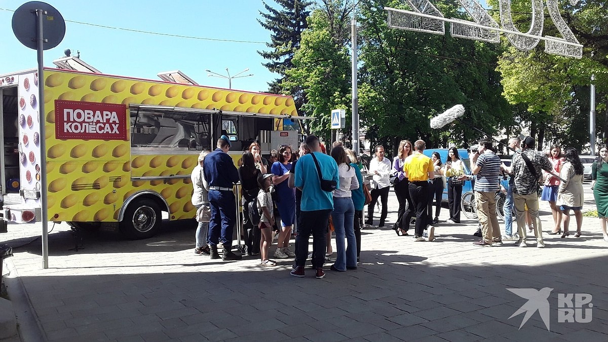 В центре Рязани снимают шоу «Повара на колесах». Рязанцев кормят бесплатно  - KP.RU