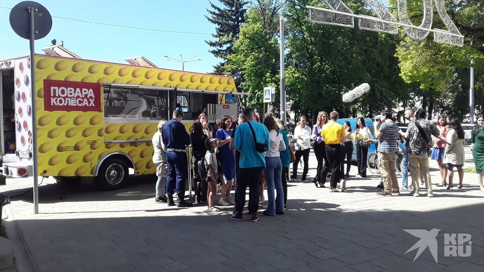 В центре Рязани снимают шоу «Повара на колесах». Рязанцев кормят бесплатно.