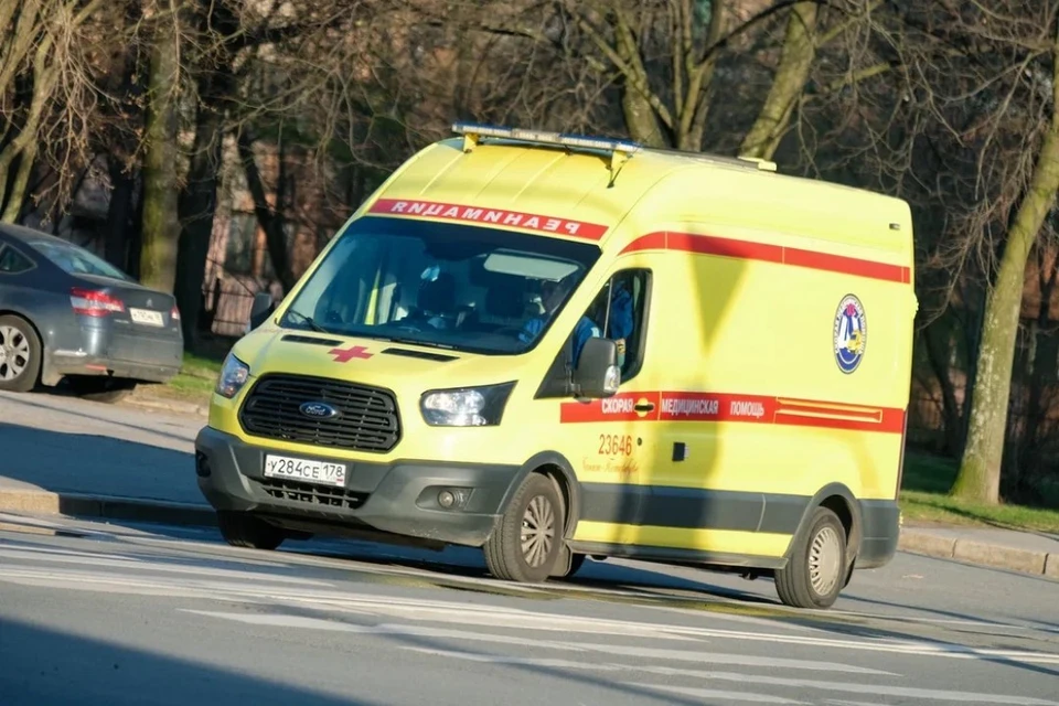 Годовалого малыша увезли в реанимацию после падения с окна третьего этажа