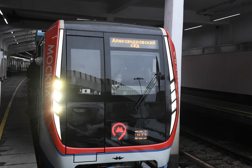 В метро Москвы оповещают пассажиров о том, как справиться с жарой.