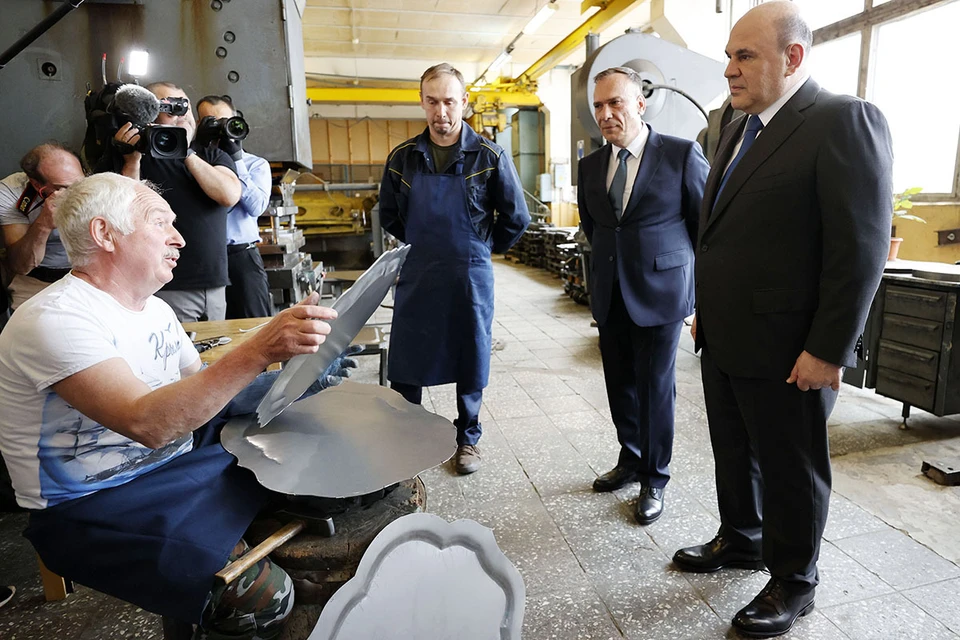 В пятницу премьер Михаил Мишустин посетил Жостовскую фабрику декоративной росписи. Фото: Дмитрий Астахов/POOL/ТАСС
