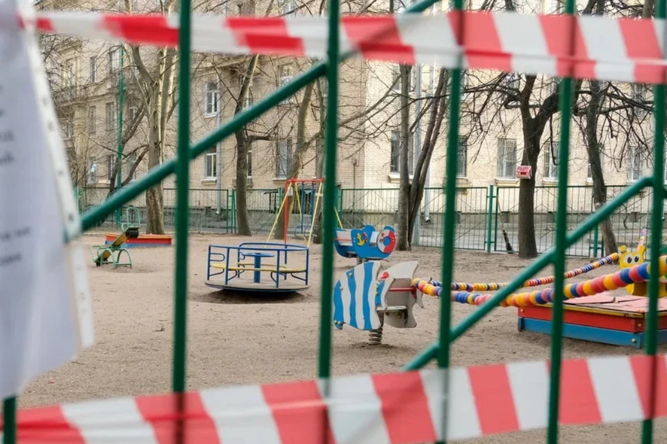 В Петербурге подросток надругался над двумя девочками на детской площадке в Невском районе.