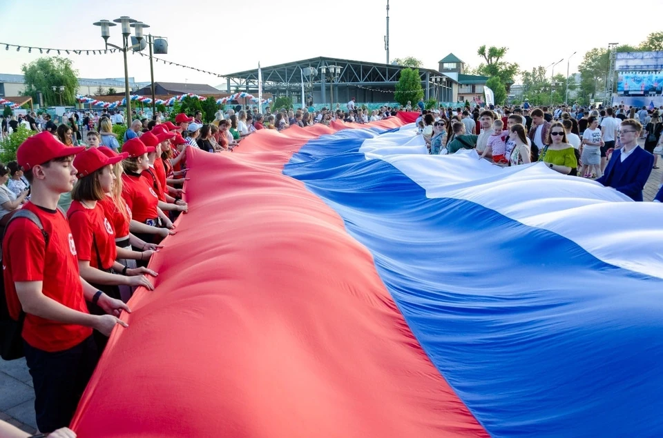 Ростовская молодежь подняла 60-метровый флаг России в парке Левобережном. Фото: пресс-служба администрации города.
