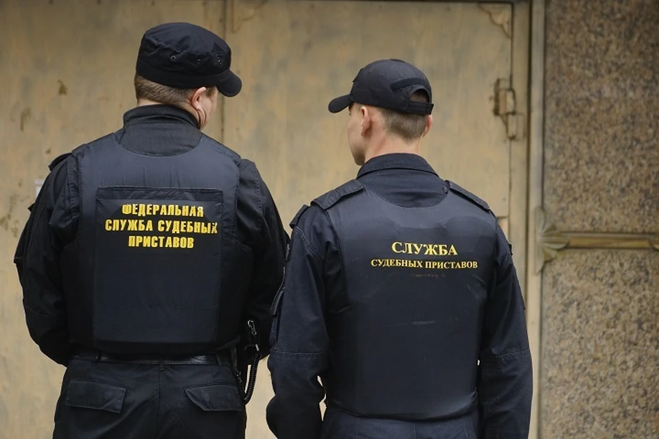 Приставы узнали, что должник прилетит в столицу Урала в июне