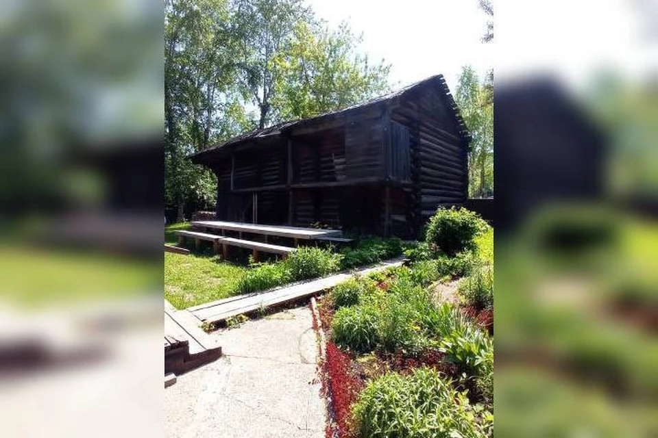 Как рассказали в доме-музее Яна Райниса, местные жители хотят сохранить деревянную постройку - каретник XIX века. Фото: vk.com/rainis_slob