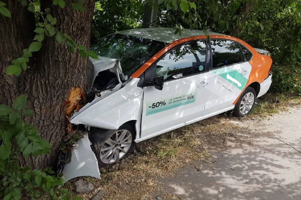 В Ростове каршеринговая машина влетела в дерево. Фото: ГИБДД по РО.