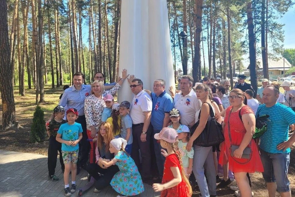В центре поселка Сузун в Новосибирской области установили макет ракеты «Восток-1». Фото: Заксобрание НСО.