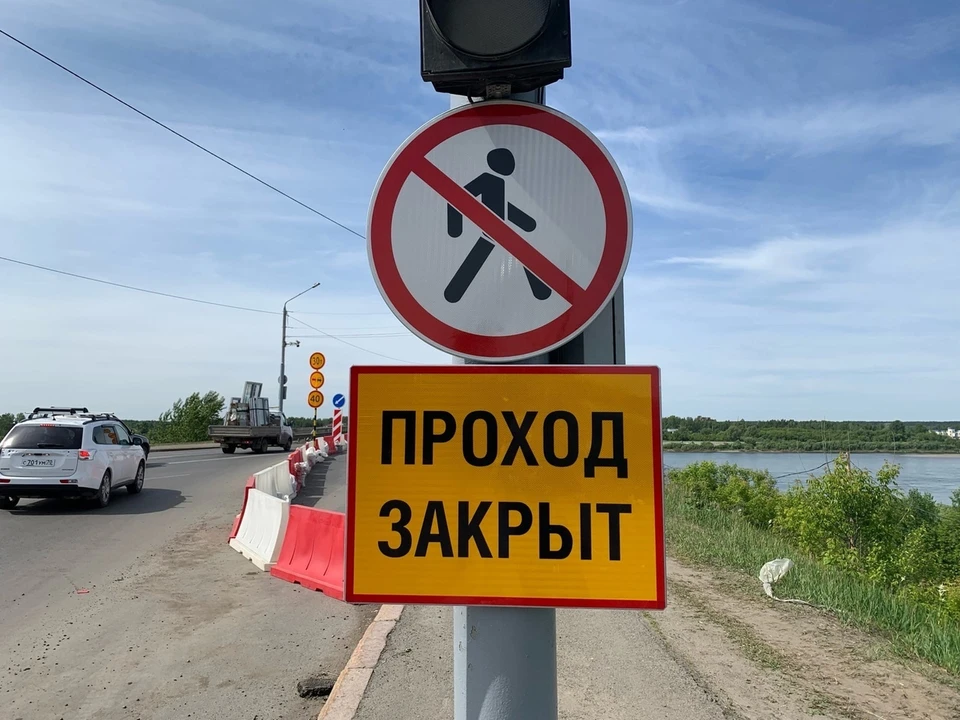Горожан просят не отдыхать и не купаться в непосредственной близости от Коммунального моста и под ним, пока идут ремонтно-восстановительные работы.