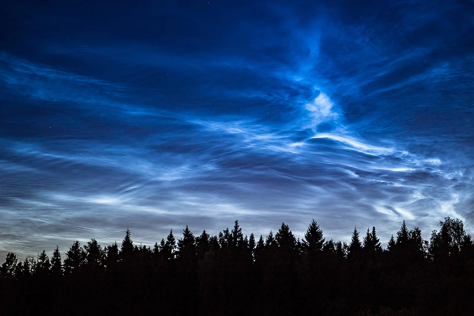 Серебристые облака висят достаточно высоко - на высоте порядка 80 км и по этой причине их видно только ночью.