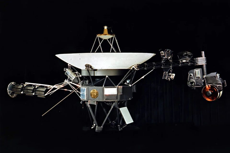 Космический корабль «Вояджер», запущенный еще в 1970-е, сейчас находится за 23 миллиарда километров от Земли. height=100% width=100%