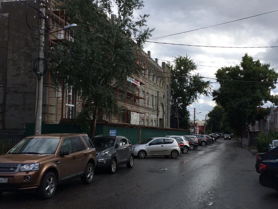 Парковка – это то, чего сегодня очень не хватает под завязку загруженной автомобилями улице Федерации.