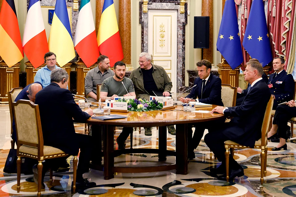 В Киеве лидеры ФРГ, Франции и Италии убеждали шестого президента Украины возобновить переговоры с российской стороной.