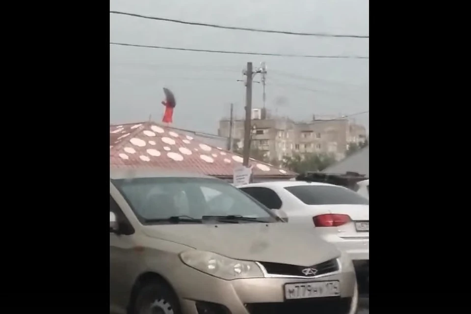 Вот такие суровые (или свободные?) мужчины живут в Челябинске. Фото: скриншот видео "Подслушано ЧМЗ"/vk.com