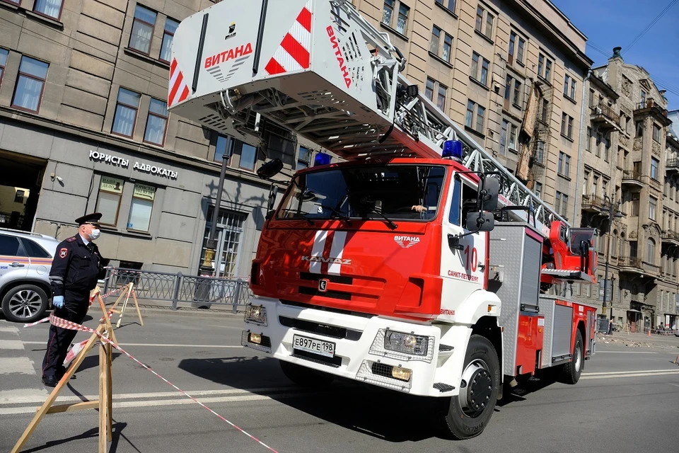 На место тушения пожара выехали 17 человек личного состава МЧС