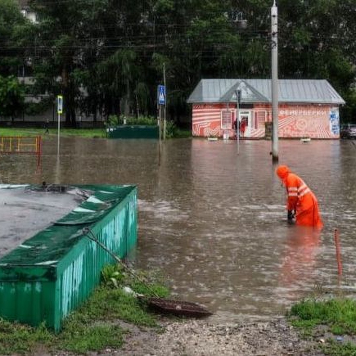 Несколько дорог затопило в Барнауле из-за ливня - KP.RU