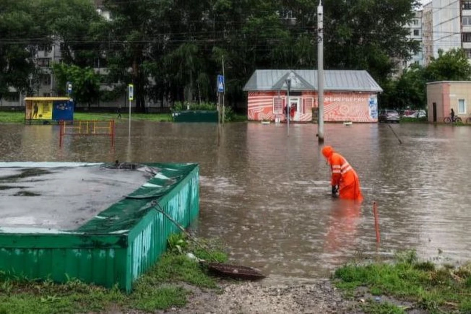 Барнаул дождь. Ливень в городе. Сильный ливень. Дождевые паводки. Потоп в Москве.