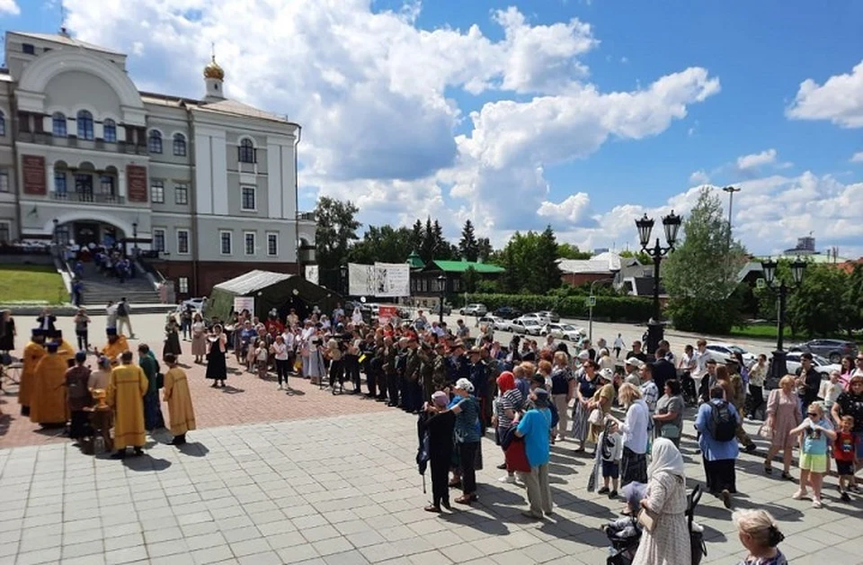 Шествие завершилось у Храма-на-Крови. Фото: департамент информационной политики Свердловской области