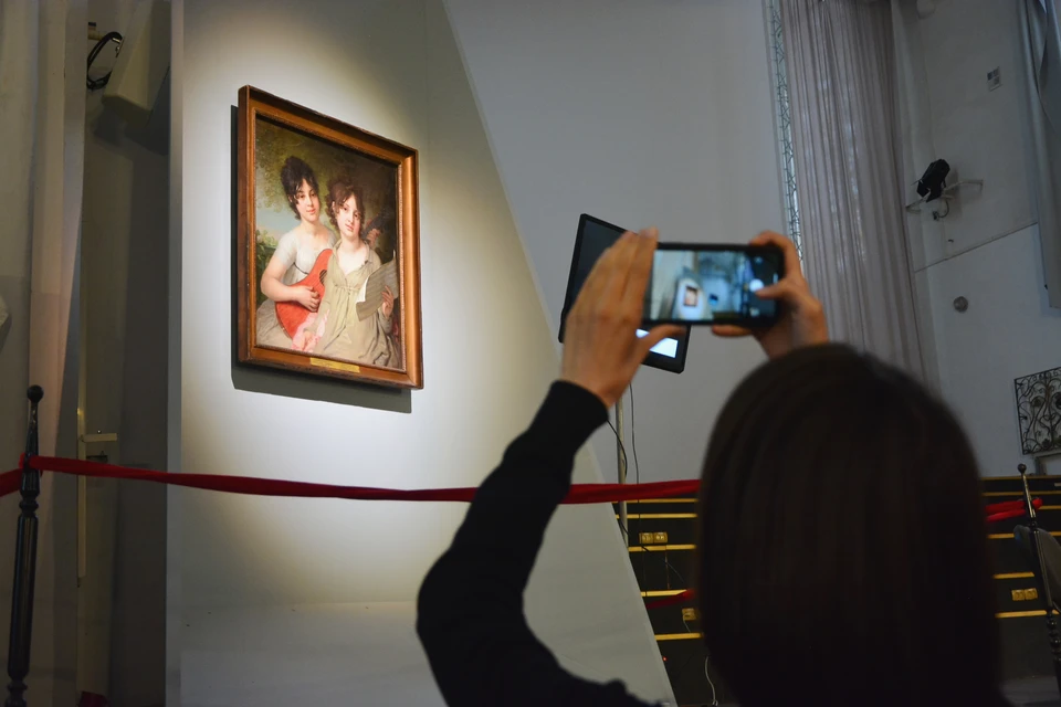 Портрет демонстрируется за специальным музейным антибликовым стеклом.