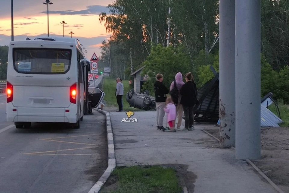 Под Новосибирском «Тойота» снесла автобусную остановку и перевернулась. Фото: "АСТ-54"