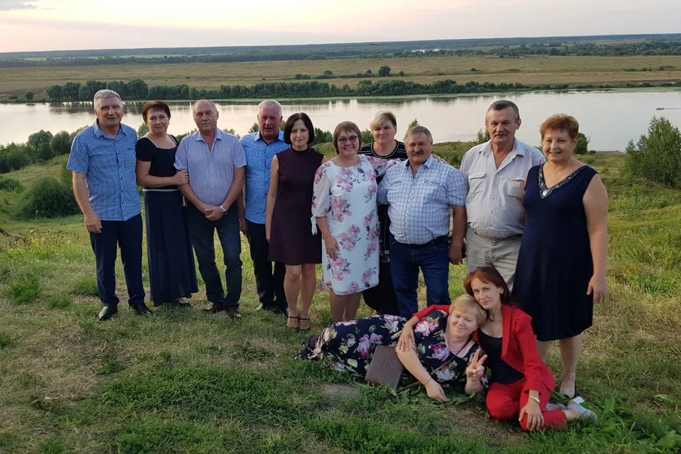 Николай Пласкунов (крайний слева) на торжестве вместе с коллективом ООО "Вакинское Агро".