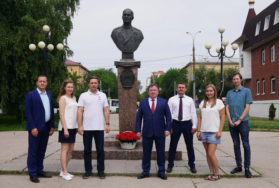 К бюстам генерального конструктора сотрудники предприятия принесли цветы
