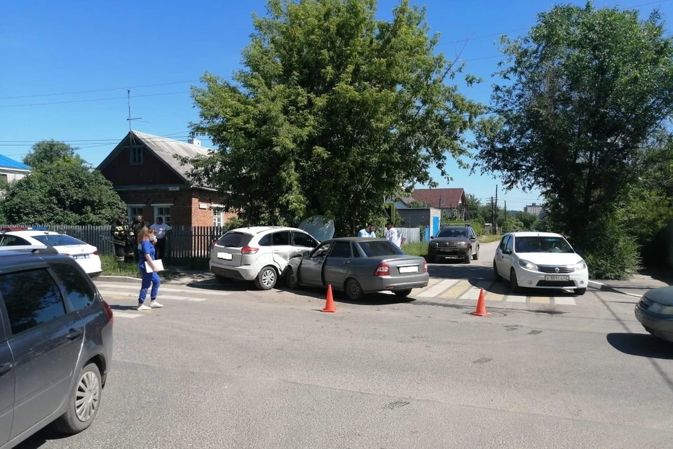 На улице Дачной дорогу не поделили два автомобиля LADA.