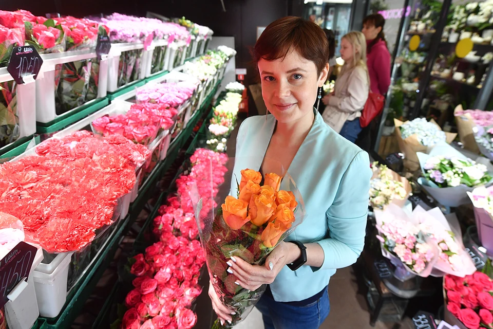 Наш корреспондент накануне выпускных, когда у цветочников должен быть настоящий бум продаж, устроилась работать в один из магазинчиков