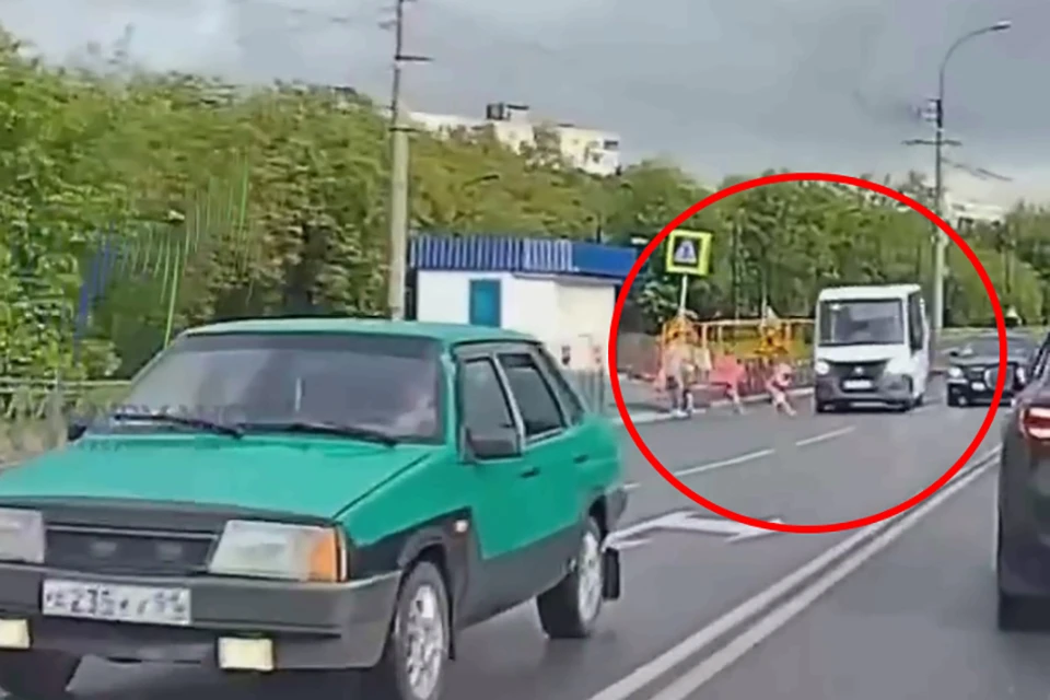 Момент столкновения маршрутки и девочки попал на видео. Фото: Скриншот видео