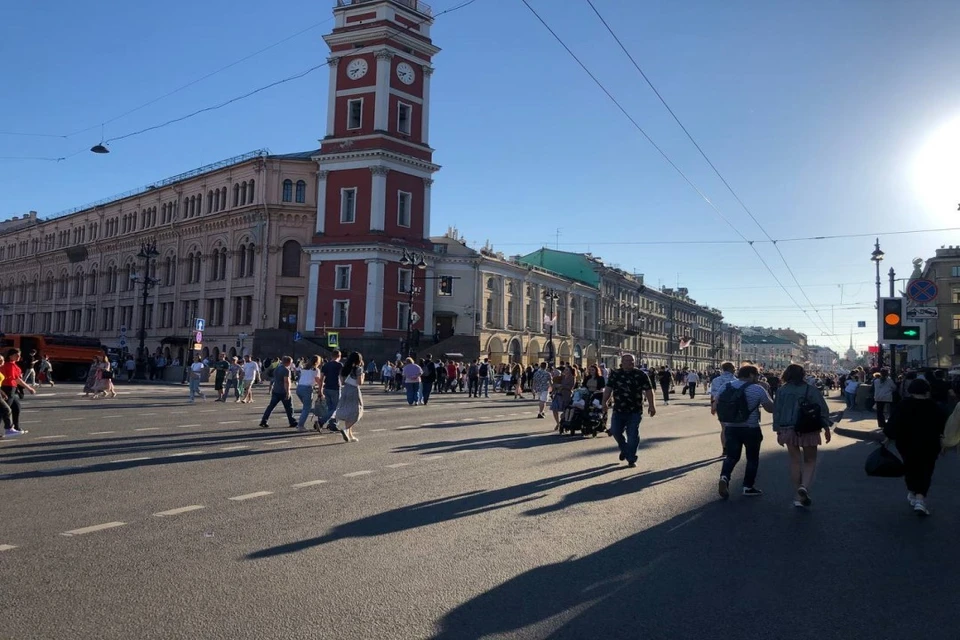 Праздник выпускников Алые паруса начался в Санкт-Петербурге