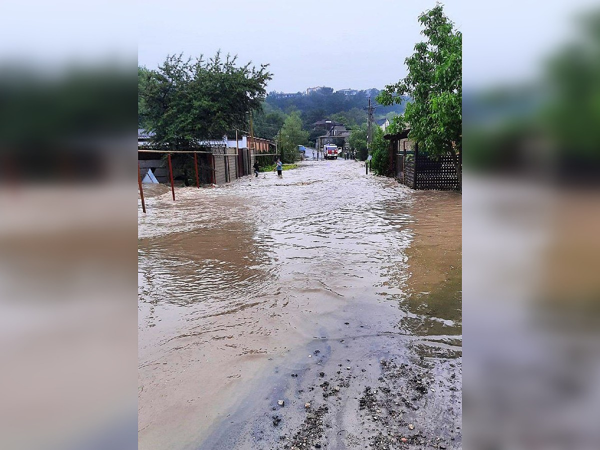 В Крыму из-за сильных ливней несколько поселков ушло под воду - KP.RU