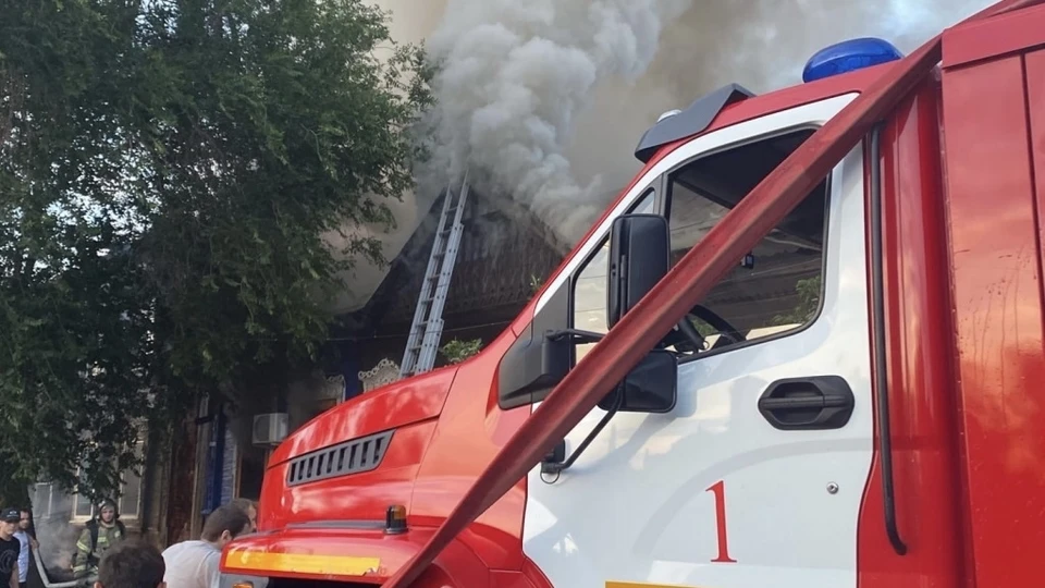 В Астрахани потушили пожар в трёх жилых домах