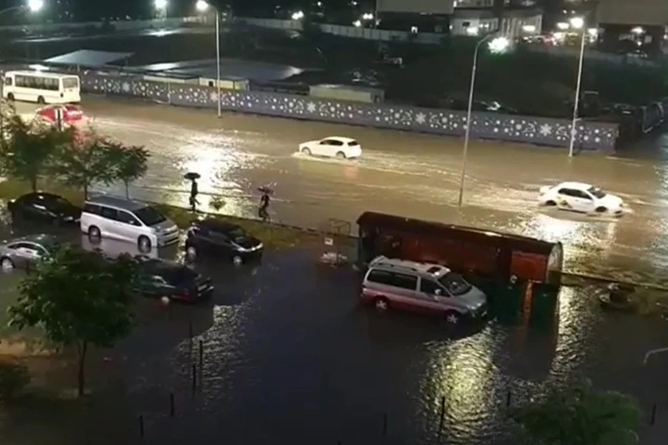 Машины в воде на дороге и во дворах