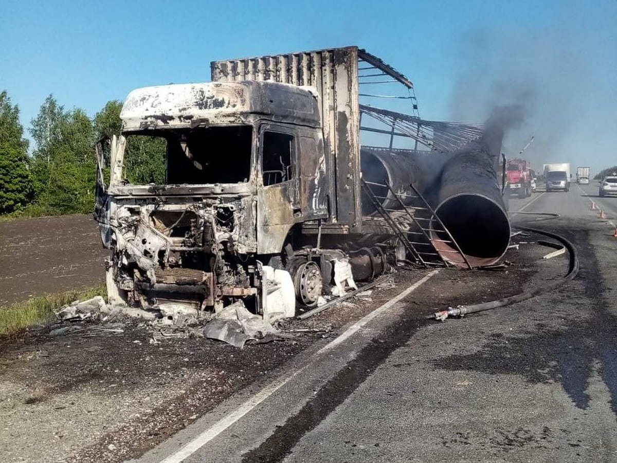 В Татищевском районе сгорел Камаз с трубами - KP.RU