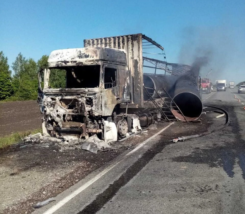 В Татищевском районе сгорел Камаз с трубами - KP.RU