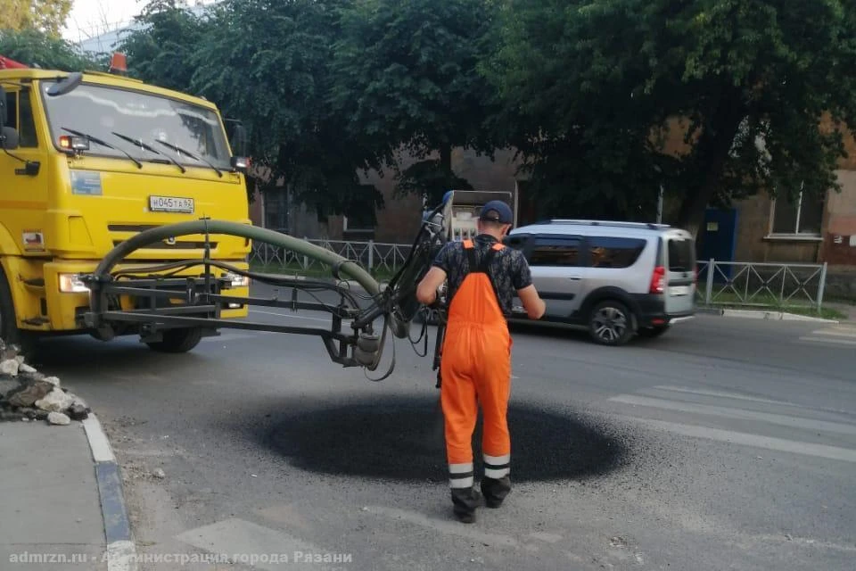 С начала года в областном центре залатали почти 20 тысяч квадратных метров дорог. Фото: администрация Рязани.