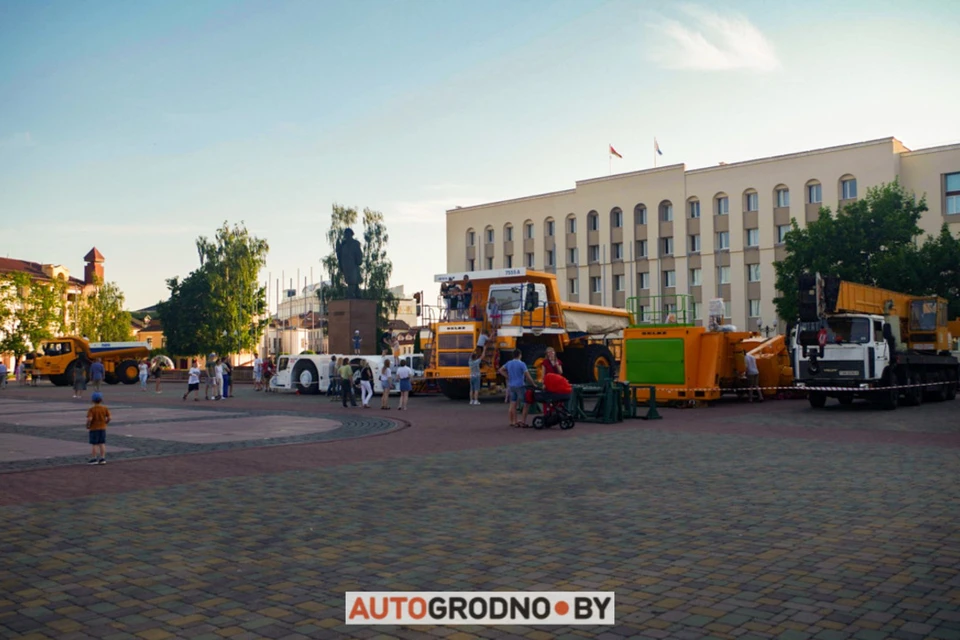 В центр Гродно привезли БелАЗы прямо в коробках. Фото: autogrodno.by