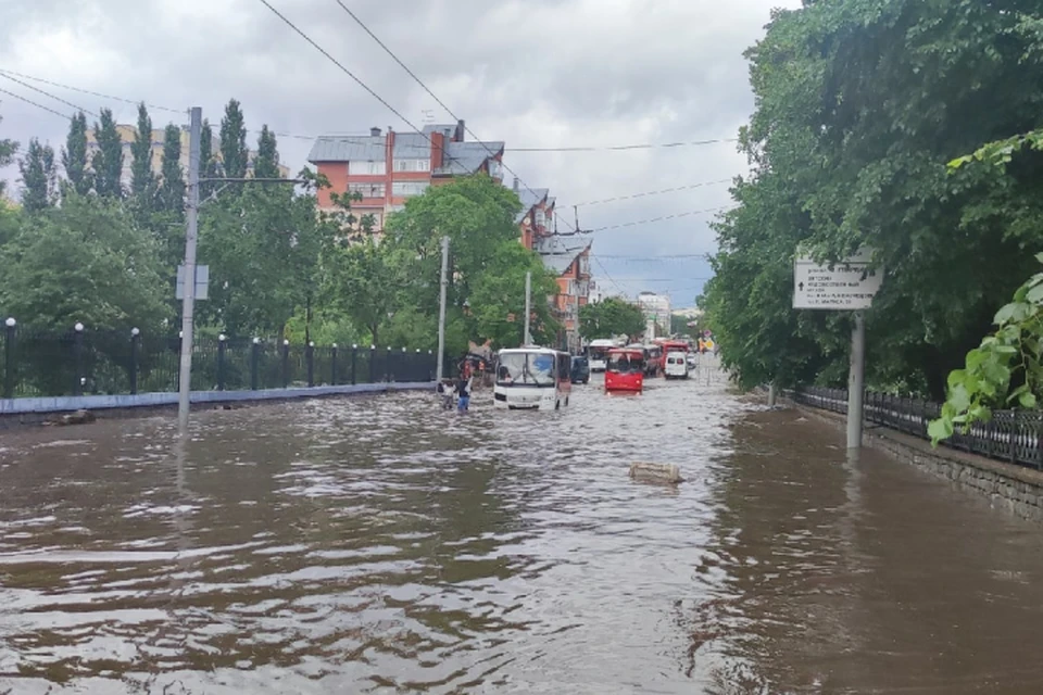 Несколько улиц города прилично затопило из-за забитых ливневок. Фото: vk.com/public212525062