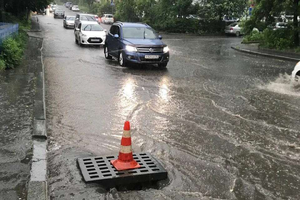Во Владивостоке из-за сильного дождя дорожные службы поднимают ливневки для слива воды. Фото: администрация Владивостока.