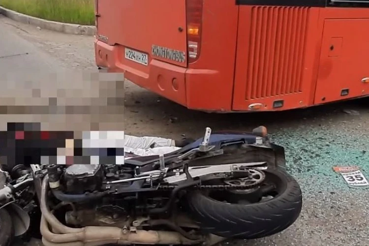 Мотоциклист разбился насмерть, влетев в автобус в Комсомольске-на-Амуре