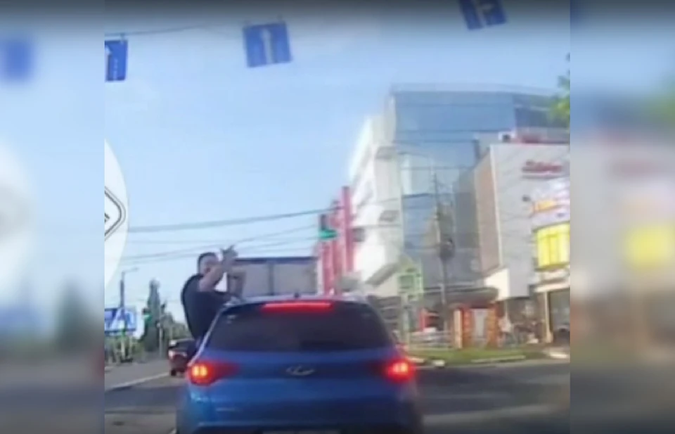 Настроение у мужчины явно было отменное