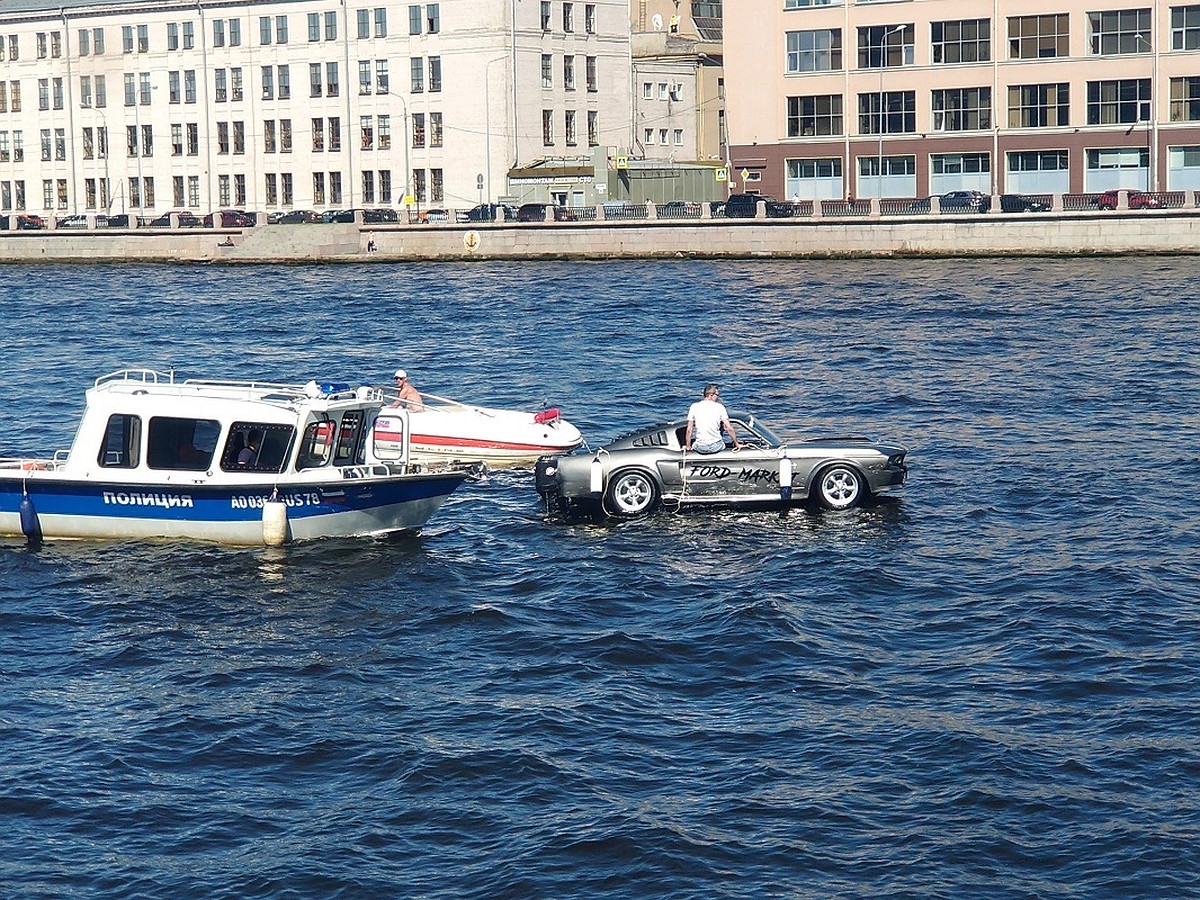 Водоплавающий спорткар «Форд Мустанг» задержала на Неве водная полиция -  KP.RU