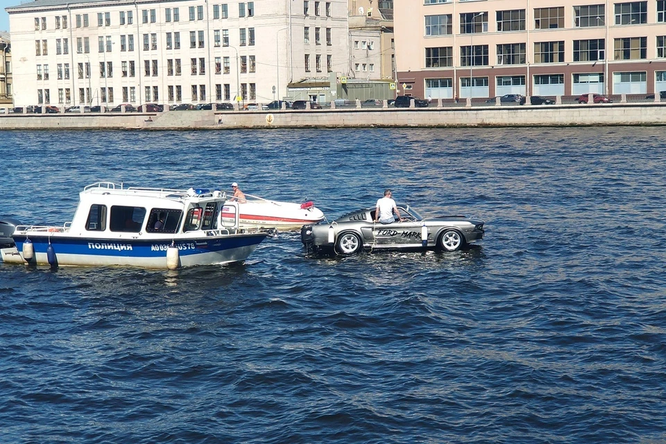 На Неве задержали водоплавающий "Форд Мустанг". Фото: vk.com/spb_today