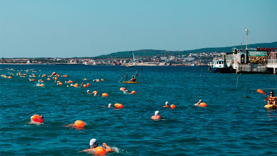 В одной морской миле. Морская миля Геленджик 2022. Морские прогулки Геленджик. Тонкий мыс Геленджик пляж. Геленджик сейчас.